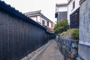 春の朝、倉敷美観地区なまこ壁の並ぶ路地（岡山県倉敷市）