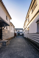 春の朝、倉敷美観地区なまこ壁の並ぶ路地（岡山県倉敷市）