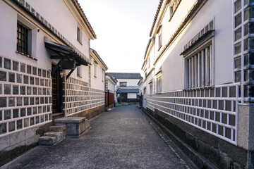 春の朝、倉敷美観地区なまこ壁の並ぶ路地（岡山県倉敷市）