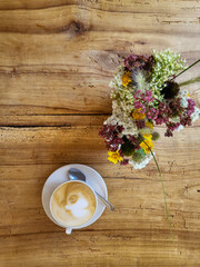 Heißer Kaffee oder Cappuccino mit einer Herzform als Latte Art in einer weiße Tasse mit...