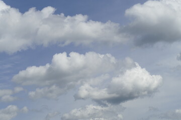 Weisse Wolken, grau-blauer Himmel, Hintergrundbild, Deutschland