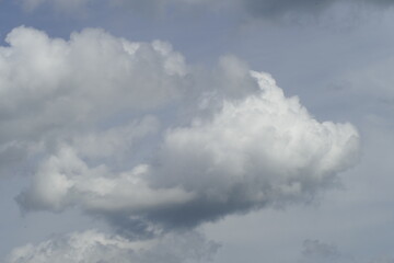 Weisse Wolken, grau-blauer Himmel, Hintergrundbild, Deutschland