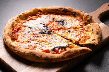 まな板の上の焼きたてのピザ　食べ物イメージ