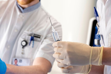 Nederland - Illustratief beeld. Verdoving voorafgaand aan nierbioptie. Een patient bezoekt ziekenhuis voor het afnemen van een biopt. Foto: Patricia Rehe