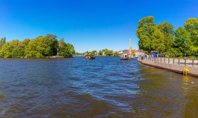 Obraz premium Berlin Friedrichshagen Müggelspree Zufahrt Müggelsee mit Dampfer & Floss Wochenende Ufer Müggelpark Berliner Ausflug im Bezirk Köpenick Berlins Gewässer Sommerwetter Ferien Sommerferien Sommertag XXL