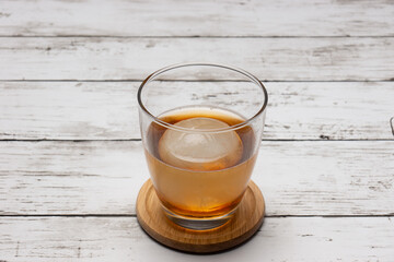 ウィスキーと丸い氷でロック　