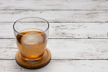 ウィスキーと丸い氷でロック　