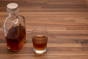 ウィスキーミニボトルとショットグラス