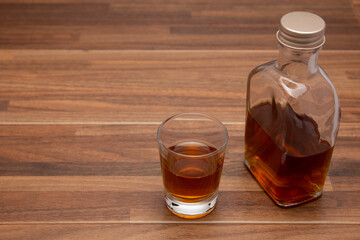 ウィスキーミニボトルとショットグラス