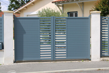 Portail moderne gris bleu devant la maison