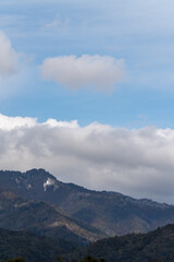雪の残る山と冬の空