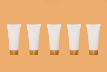 Tubes de produits cosmétiques sur fond coloré, packaging sans étiquette
