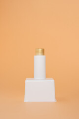 Flacon de produit cosmétique isolé sur fond coloré, packaging sans étiquette