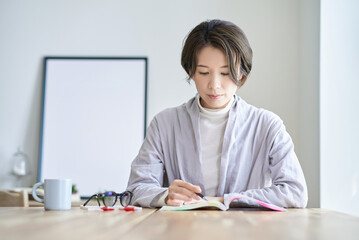 テキストで勉強する女性