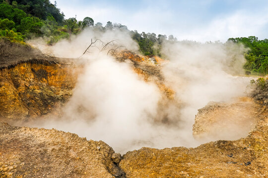 Boiling water at a steaming fumarole field by Lake Linow, a volcanic attraction south of Tomohon city, Lake Linow, Tomohon, North Sulawesi, Indonesia
