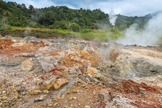 Sulphur and other minerals at an active fumarole field by Lake Linow, a volcanic attraction south of Tomohon city, Lake Linow, Tomohon, North Sulawesi, Indonesia