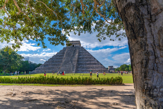 View of El Castillo (The Pyramid of Kukulkan), Mayan Ruin, Chichen Itza, UNESCO World Heritage Site, Yucatan State, Yucatan Peninsula