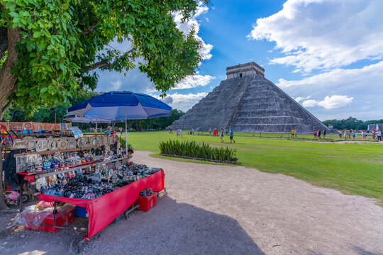 View of El Castillo (The Pyramid of Kukulkan), Mayan Ruin, Chichen Itza, UNESCO World Heritage Site, Yucatan State, Yucatan Peninsula