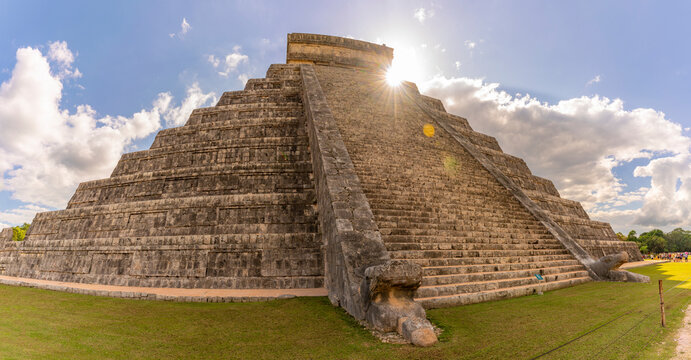 View of El Castillo (The Pyramid of Kukulkan), Mayan Ruin, Chichen Itza, UNESCO World Heritage Site, Yucatan State, Yucatan Peninsula