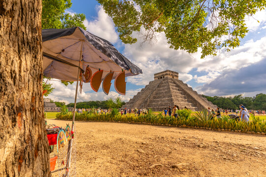 View of El Castillo (The Pyramid of Kukulkan), Mayan Ruin, Chichen Itza, UNESCO World Heritage Site, Yucatan State, Yucatan Peninsula