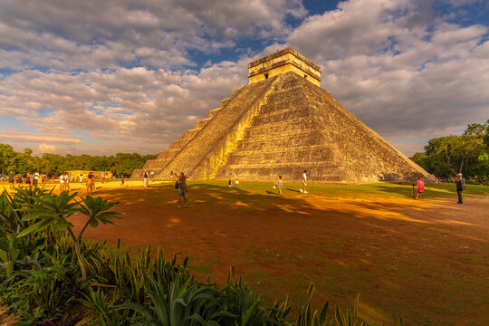 View of El Castillo (The Pyramid of Kukulkan), Mayan Ruin, Chichen Itza, UNESCO World Heritage Site, Yucatan State, Yucatan Peninsula