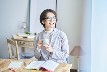 テキストで勉強する女性