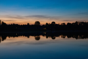 Obraz premium View of the lake shore at sunset