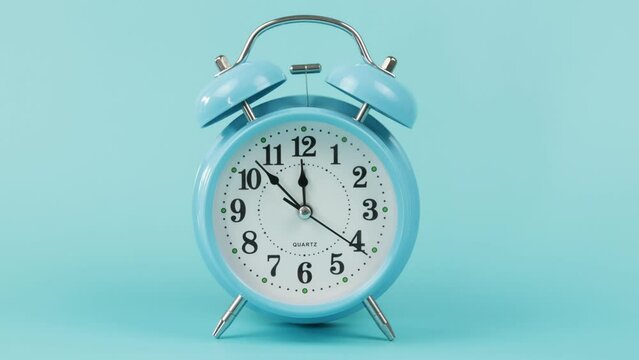 minutes qui passent sur un r&eacute;veil m&eacute;canique