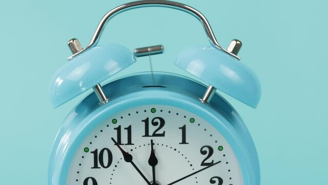 alarme d'un r&eacute;veil m&eacute;canique sur un fond bleu