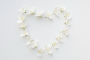 heart of white flowers