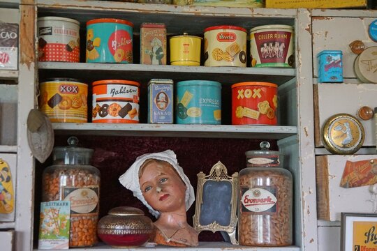 Vintage Schrank mit verschiedenen Geb&auml;ckdosen, Bahlsen, Celler Ruhm, XOX, 