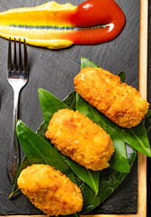 Croquetas caseras tradicionales españolas. Vista de un plato de aperitivo de croquetas servidas al estilo gourmet.