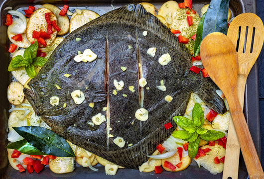 Marisco fresco. Rodaballo entero cocido al horno con patatas, pimiento y hierbas arom&aacute;ticas.