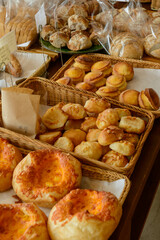 ベーカリーショップ、パン屋、店頭に並ぶパン