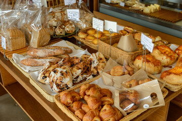 ベーカリーショップ、パン屋、店頭に並ぶパン