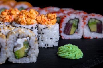  set with Philadelphia, California and tartare rolls