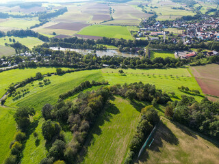 Luftaufnahme, Drohnenfoto der fränkischen Landschaft bei Hammelburg, Bad Kissingen im Sommer mit blauem Himmel, von oben, Vogelperspektive, Thulba, Franken, Bayern,  Deutschland