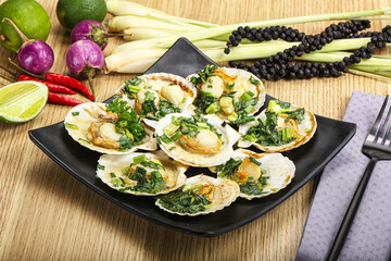 Grilled scallops with green onion