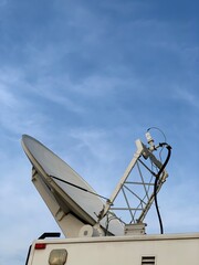 Antena de control remoto de televisi&oacute;n en unidad movil