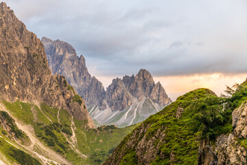Obraz premium Dolomites beautiful mountain landscape on a sunny day. Hiking in the Alps in Italy, South Tirol mountain range of Alpi Dolomiti di Sesto near Cortina di Amprezzo and Tre Cime di Lavaredo alpine scene