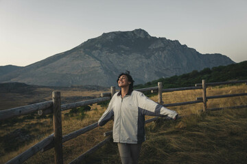 Chica feliz en el Susarón (Montañas Leonesas)