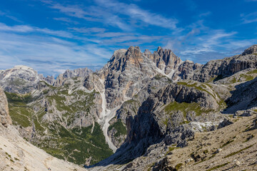 Fototapeta premium Dolomites beautiful mountain landscape on a sunny day. Hiking in the Alps in Italy, South Tirol mountain range of Alpi Dolomiti di Sesto near Cortina di Amprezzo and Tre Cime di Lavaredo alpine scene