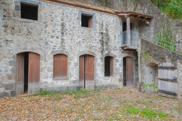 Fototapeta premium Ruines des bureaux du génie des ponts et chaussées à Saint-Pierre en Martinique, après l'éruption du volcan de la montagne Pelé en 1902.