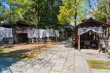 愛知県の名古屋のビル群の中にある小さな神社