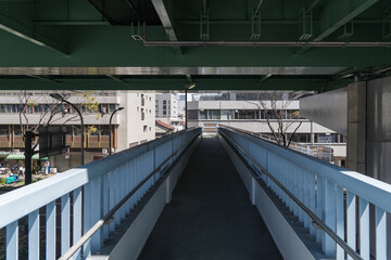 まっすぐに伸びる高架下の歩道橋