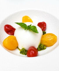 Ensalada caprese con burrata mozarella, tomates cherry y salsa pesto
