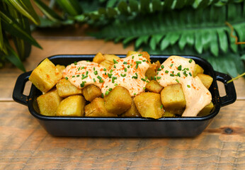 Una deliciosa versión de las clásicas patatas picantes españolas

