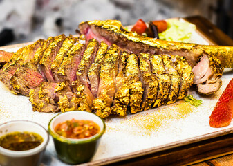 Tomahawk de ternera de primera calidad revestido de oro comestible