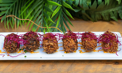 Ración de croquetas gourmet de pollo, marisco y jamón
