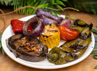 Diferentes verduras asadas en un restaurante mediterraneo